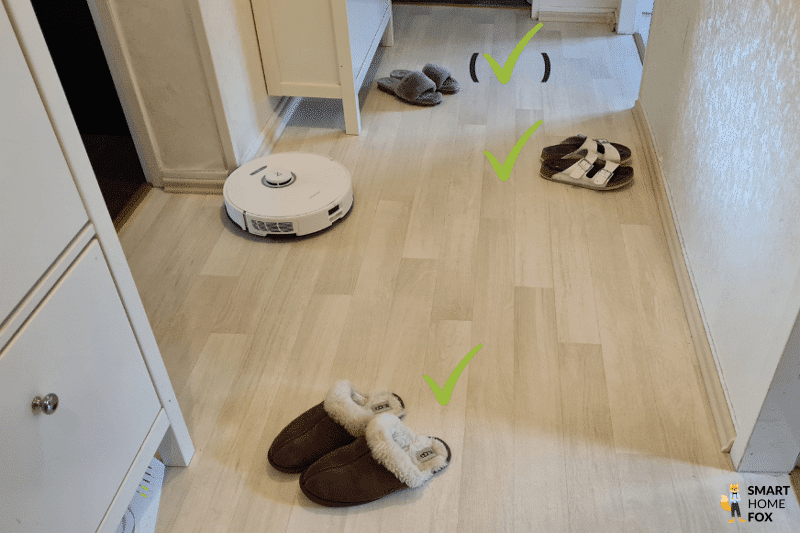 Roborock S8 Plus объезжает крупные объекты во время теста на обнаружение препятствий.